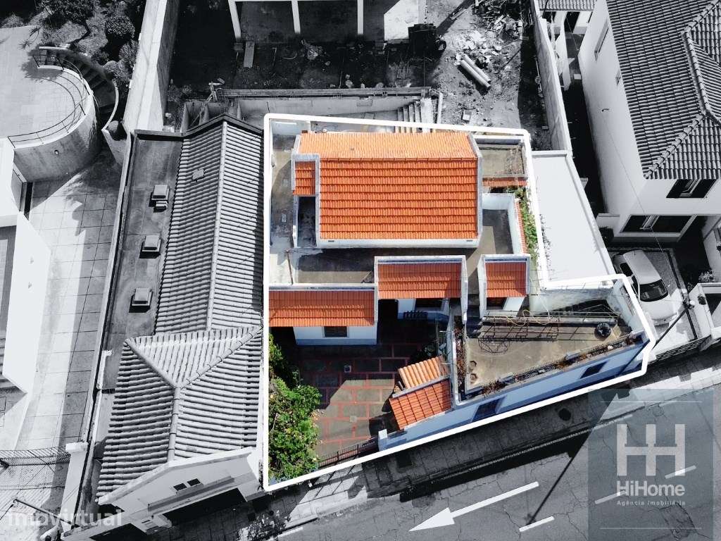 Moradia T4 de 3 Pisos com Jardim, Terraços e Estacionamento Privado... - Grande imagem: 4/45