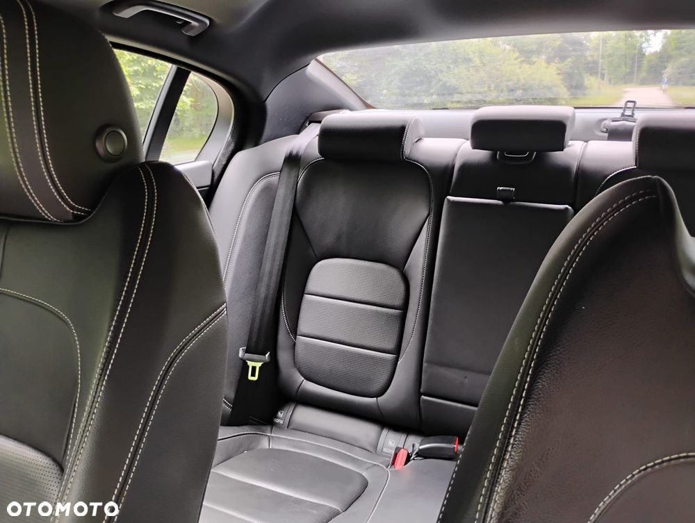 Jaguar XE 2.0 D AWD R-Sport - 23