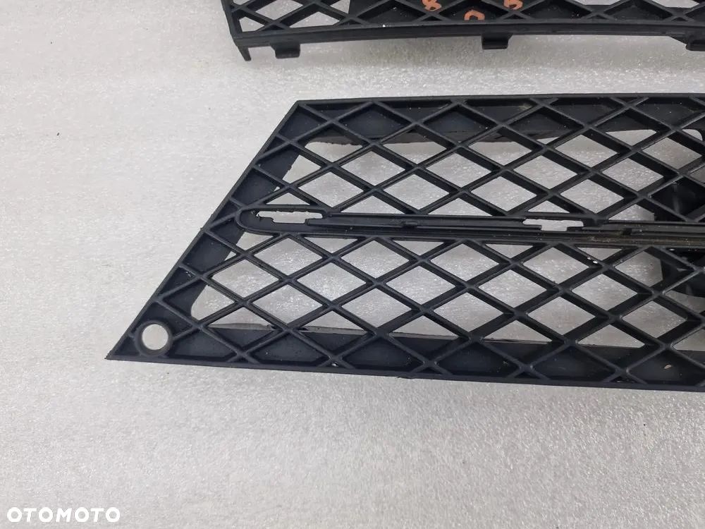 BMW E60 / E61 LIFT 07- LEWA / PRAWA KRATKA BOCZNA ZDERZAKA PRZEDNIEGO PRZÓD , NR 51117178109 / 51117178110 , NR AUKCJI C/180 - 3