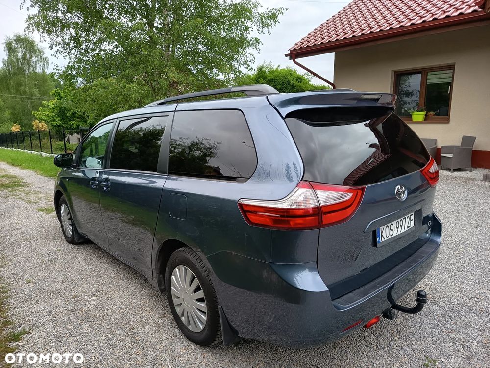 Toyota Sienna - 4
