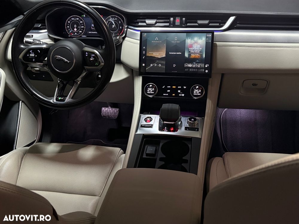 Jaguar F-Pace P250 AWD R-Dynamic SE - 13