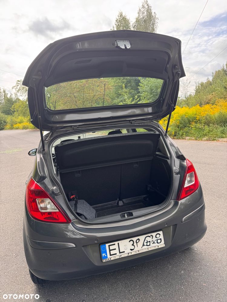 Opel Corsa 1.4 16V Cosmo - 12