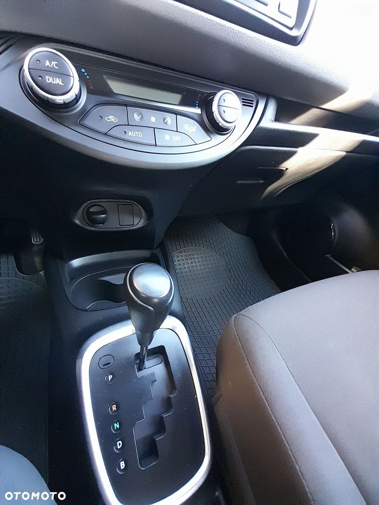 Toyota Yaris Hybrid 100 Active - 22
