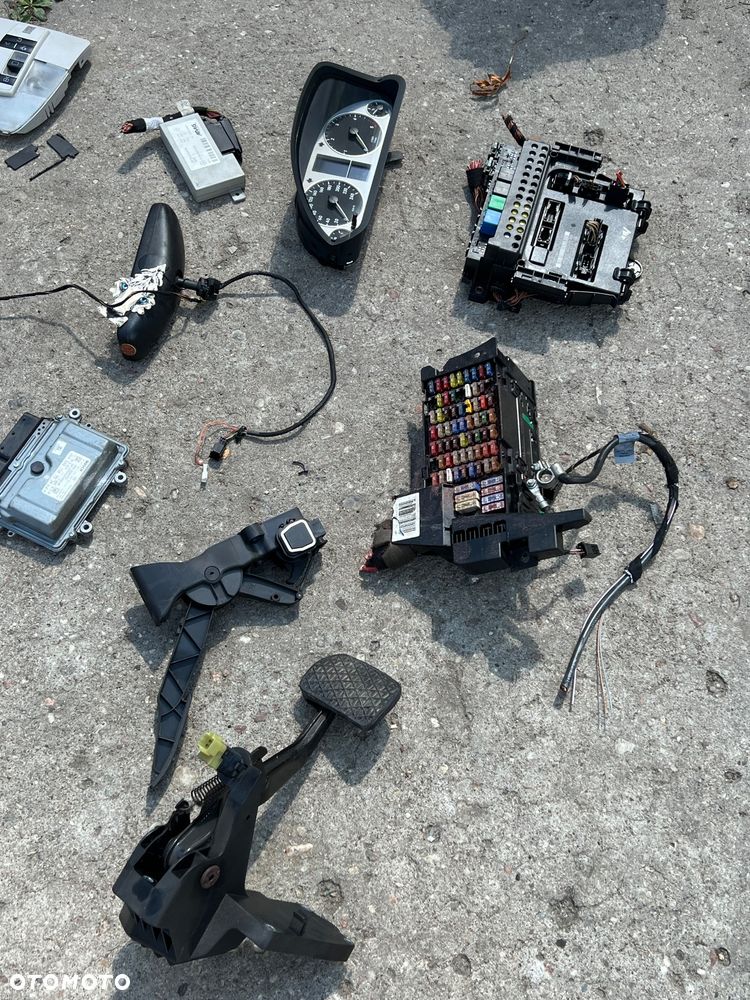 Mercedes b klasa skrzynia bezpieczników moduł sam licznik moduł sterownik pedal gazu komputer Esp czujnik światło podsufitki air bag ramka drewno kratka nawiewu radio moduł sterownik pdc wzmacniacz audio - 1