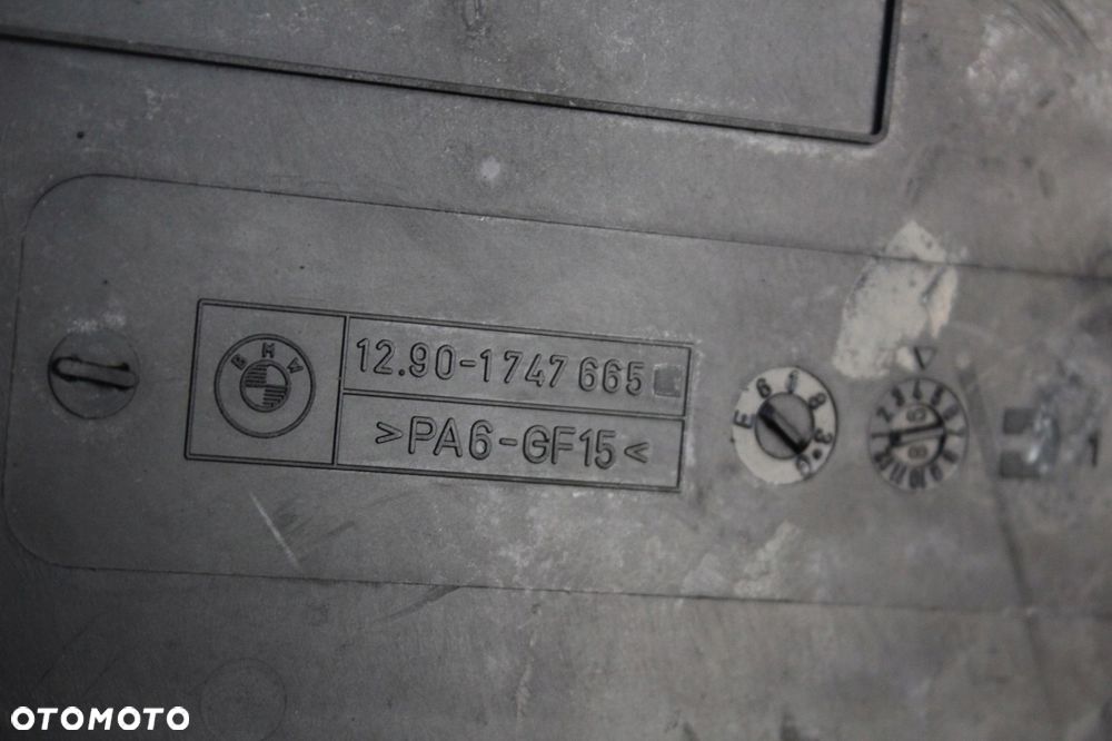 Klapka osłona skrzynki bezpieczników BMW e38 1747665 - 3