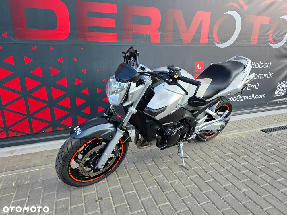 Suzuki GSR - 4