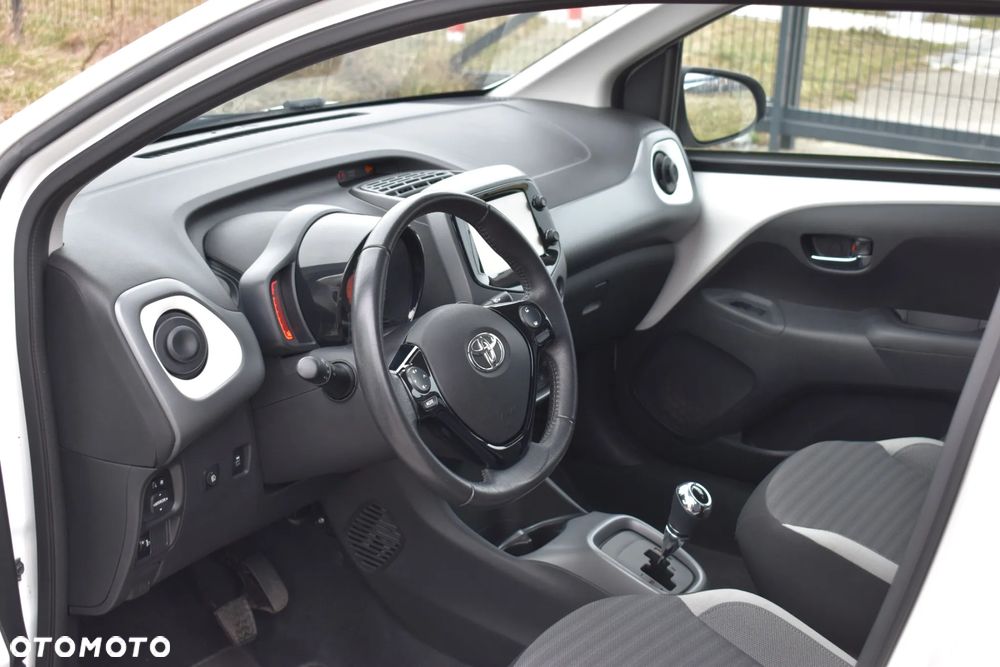 Toyota Aygo x.shift x-play connect - 10