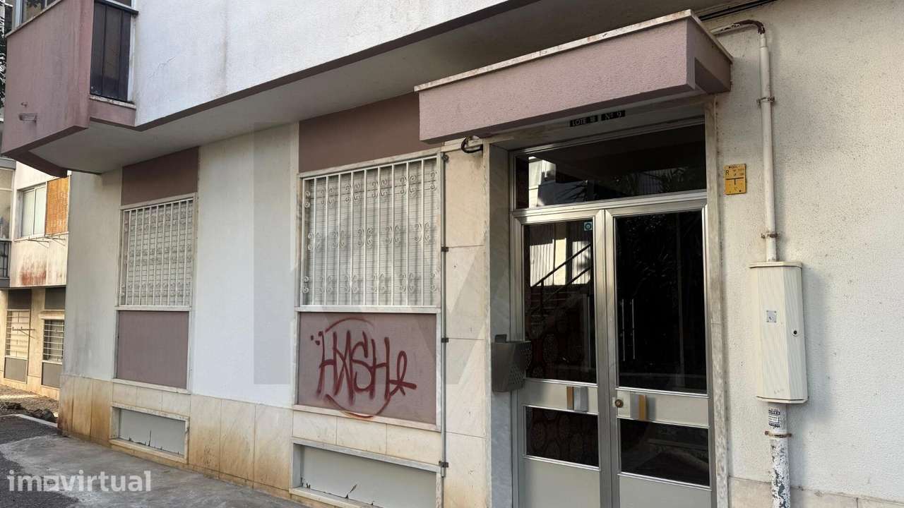 Espaço Comercial Versátil com 67 m2 com WC e Arrumo – Praceta Santo An - Grande imagem: 2/14