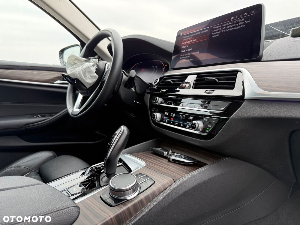 BMW Seria 5 530d xDrive Luxury Line - 32