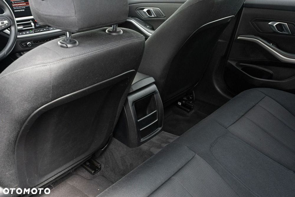 BMW Seria 3 318i - 23
