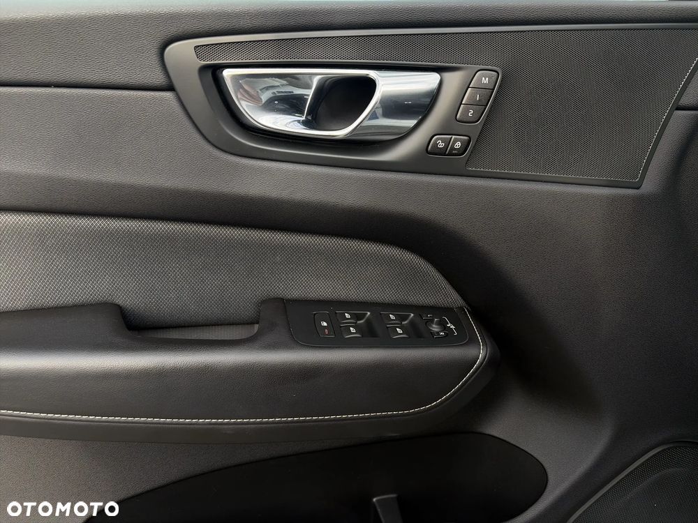 Volvo XC 60 B5 D AWD R-Design - 12
