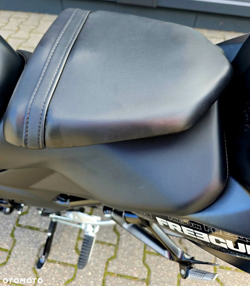 Suzuki GSR - 21