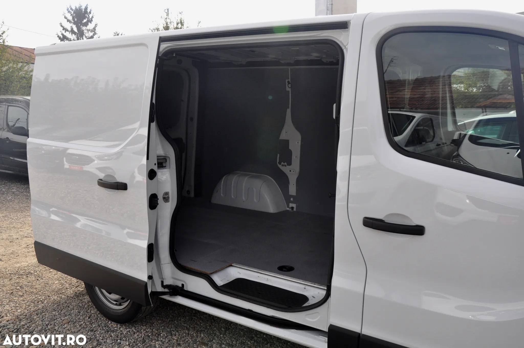 Renault Trafic Van - 12
