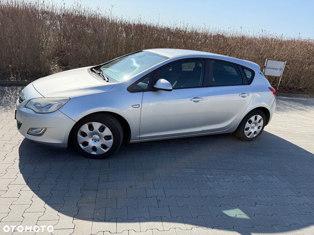 Opel Astra 2010 photo 3