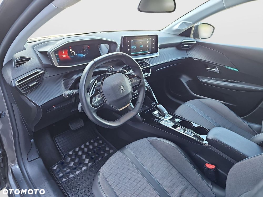 Peugeot 208 - 10