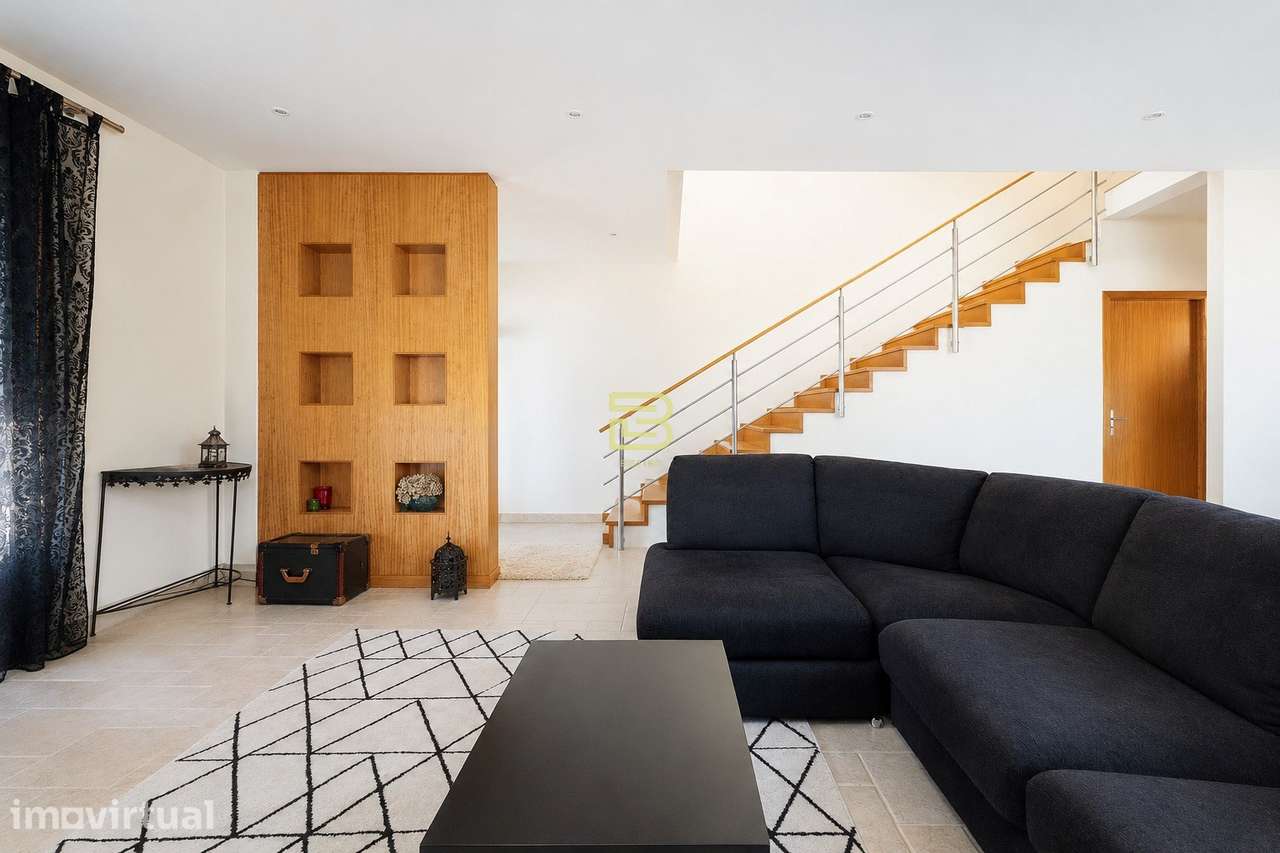 Espaçosa Moradia T3+1 com Jardim, Escritório e Garagem|2 min. Rotunda - Grande imagem: 3/17
