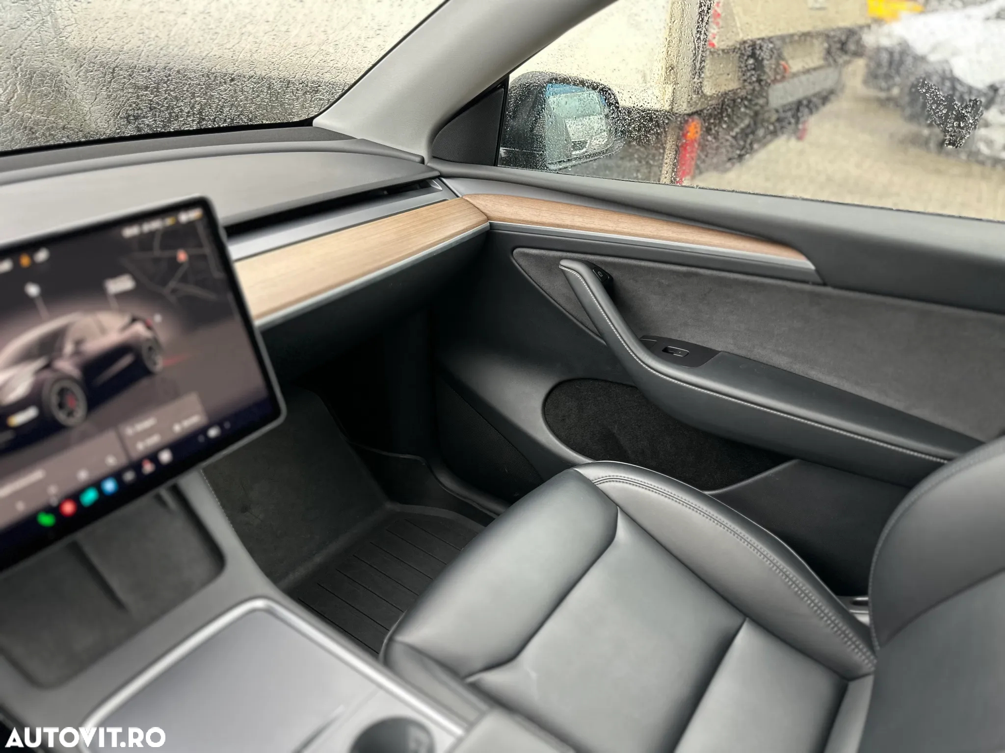 Tesla Model Y - 32