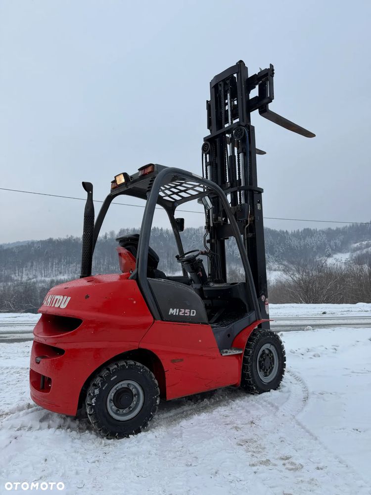 Manitou MI25D Wózek Widłowy 2,5 tony. Posuw Hydrauliczny. Maszt triplex. Wolny skok! Wysokość Podnoszenia 5 metrów. Jak nowy z Salonu. Pochodzi z Norweskiego Gospodarstwa! Aktualne przeglądy DEKRA i serwisy! Opony jak Nowe. Silnik Yanmar. Małe gabarety bardzo zwrotna maszyna! Zero luzów wycieków i zniszczeń. OKAZJA. Pełny ORYGINAŁ! Rok Prod. 2014. Niski przebieg 3300mtg - 30