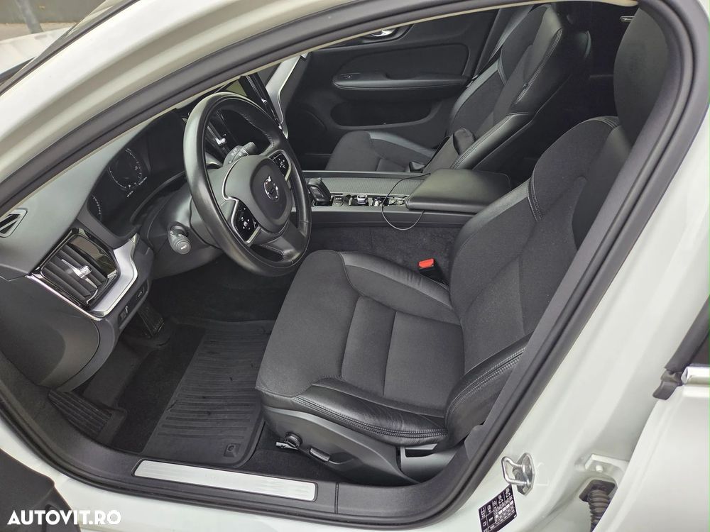 Volvo V60 B4 MHEV AT8 FWD Momentum Pro - 6