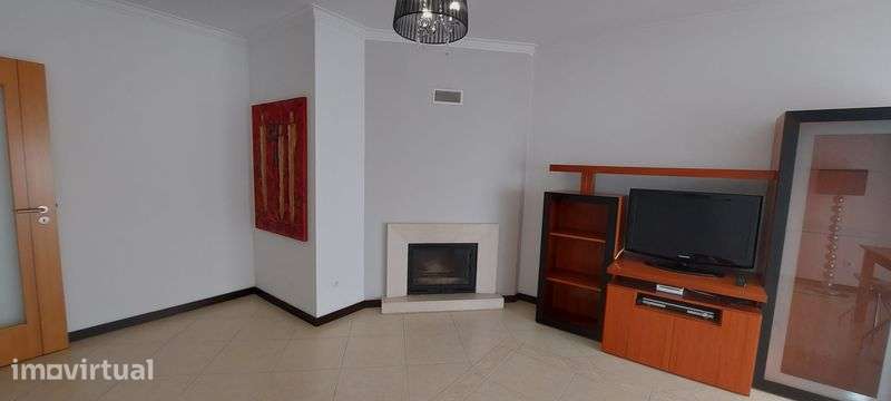 Arrendamento anual T2 com parqueamento - Grande imagem: 2/9