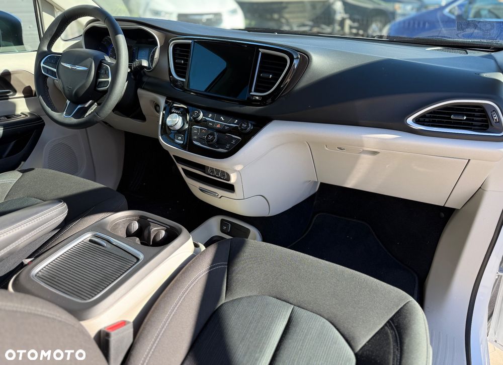 Chrysler Pacifica - 26