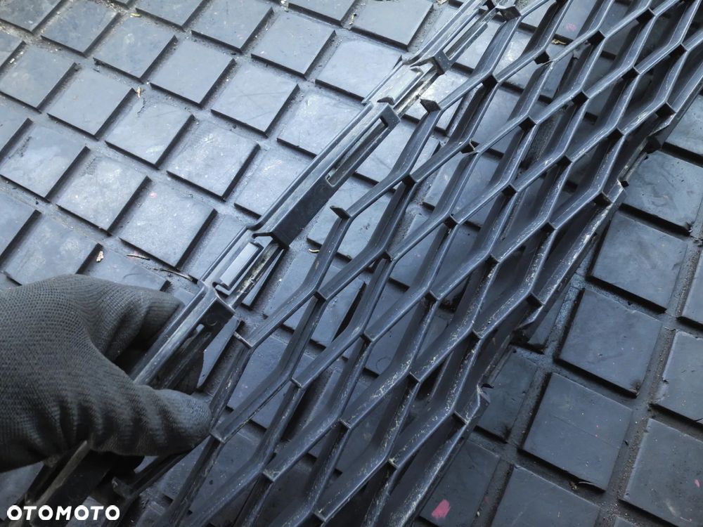 NISSAN X-TRAIL T32 KRATKA ZDERZAKA PRZÓD ŚRODKOWA - 2