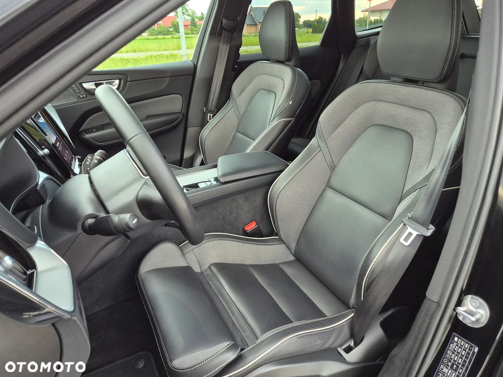 Volvo XC 60 B5 D AWD Ultimate Dark - 27