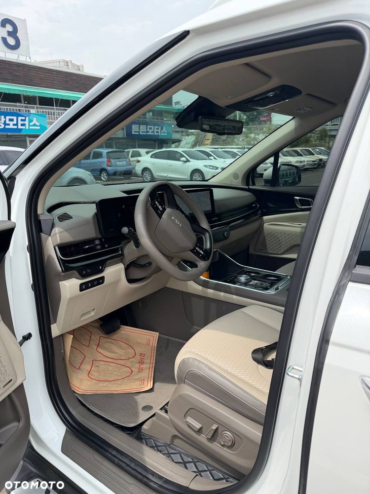 Kia Carnival - 11