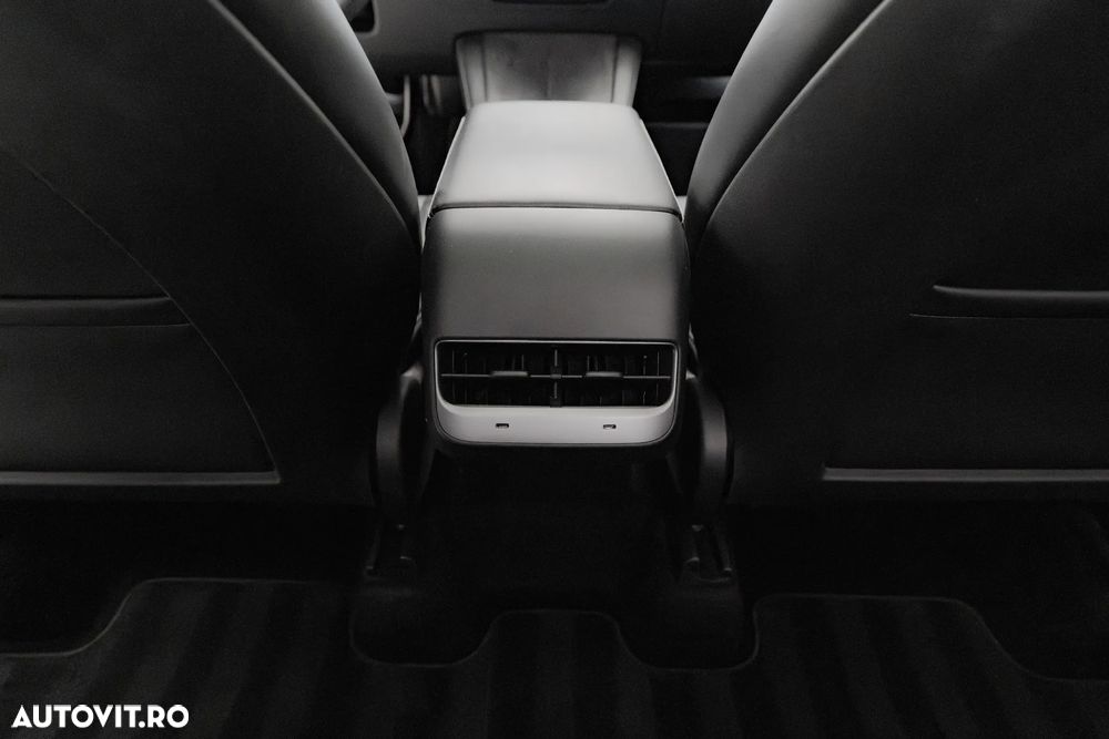 Tesla Model Y Long Range AWD - 28