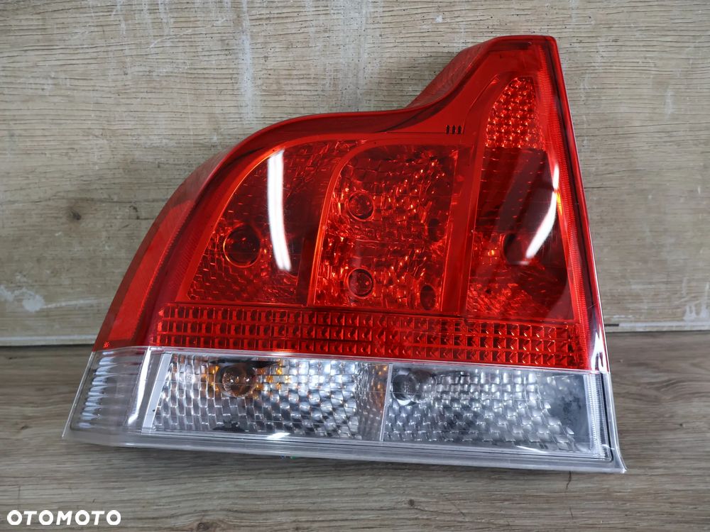 VOLVO S60 I LIFT 04-09R LAMPA LEWA TYŁ TYLNA ORYGINAŁ EUROPA 160997
