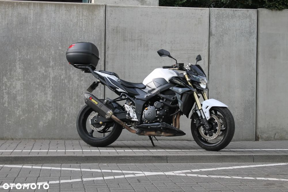 Suzuki GSR - 6