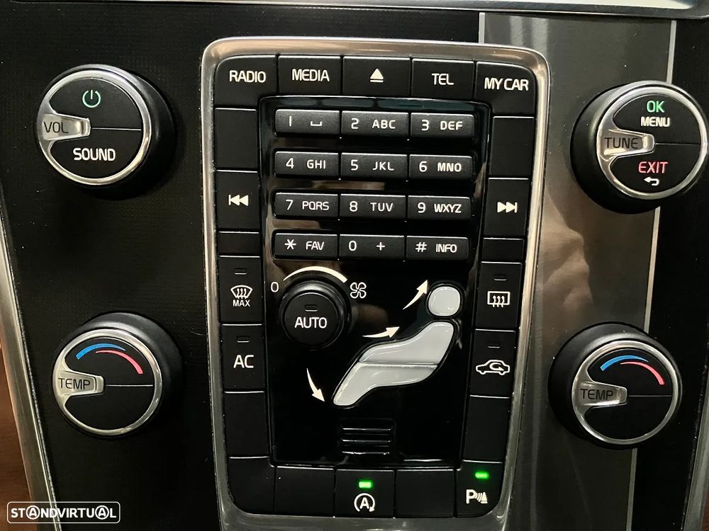 Volvo XC 60 2.0 D4 DRIVe R-Design - 27