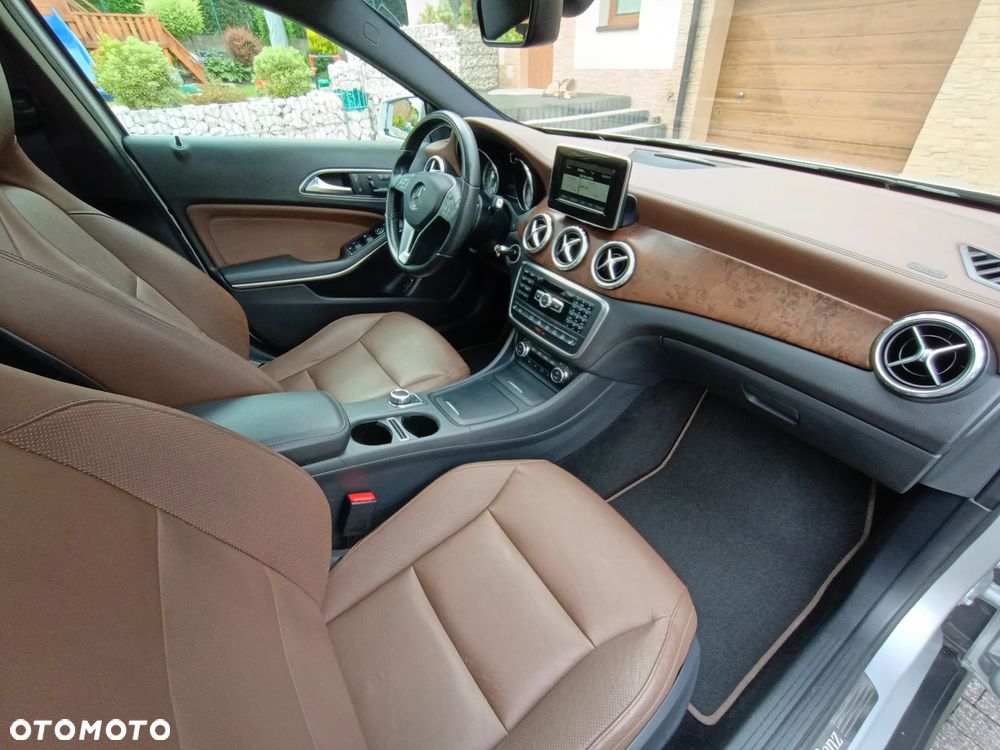 Mercedes-Benz GLA 250 4Matic 7G-DCT - 36