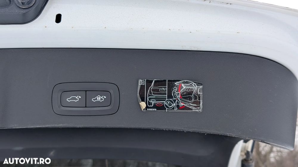 Volvo XC 40 T5 AWD Momentum Pro - 24