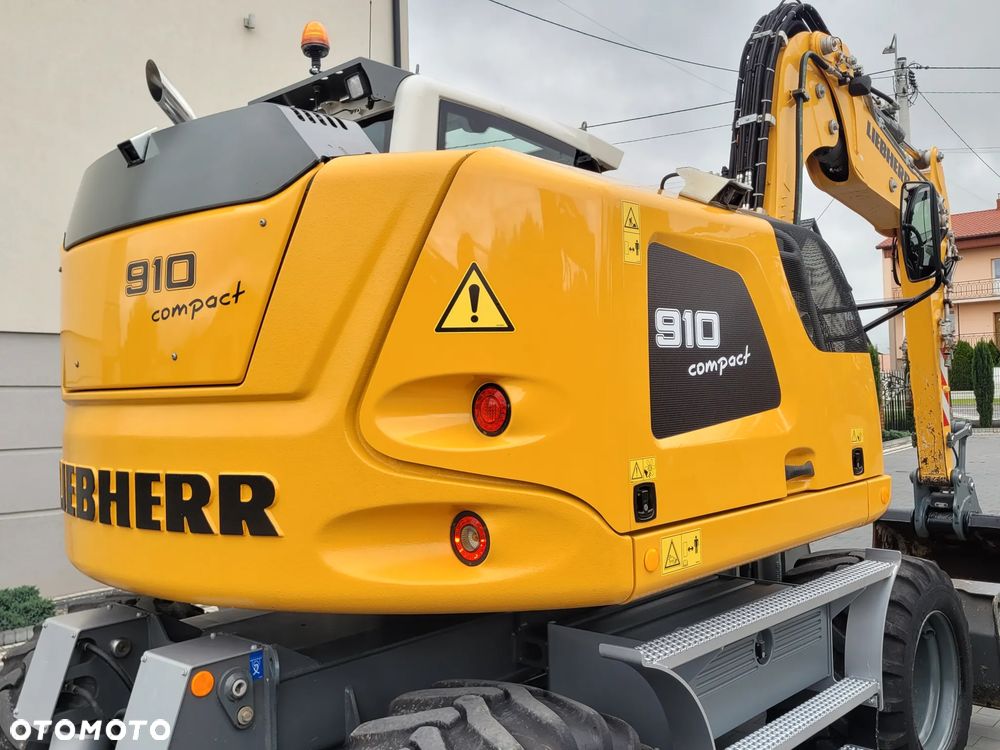 Liebherr A910 compact / 3 łyżki + widły / 2018rok / 2 x pług / - 9
