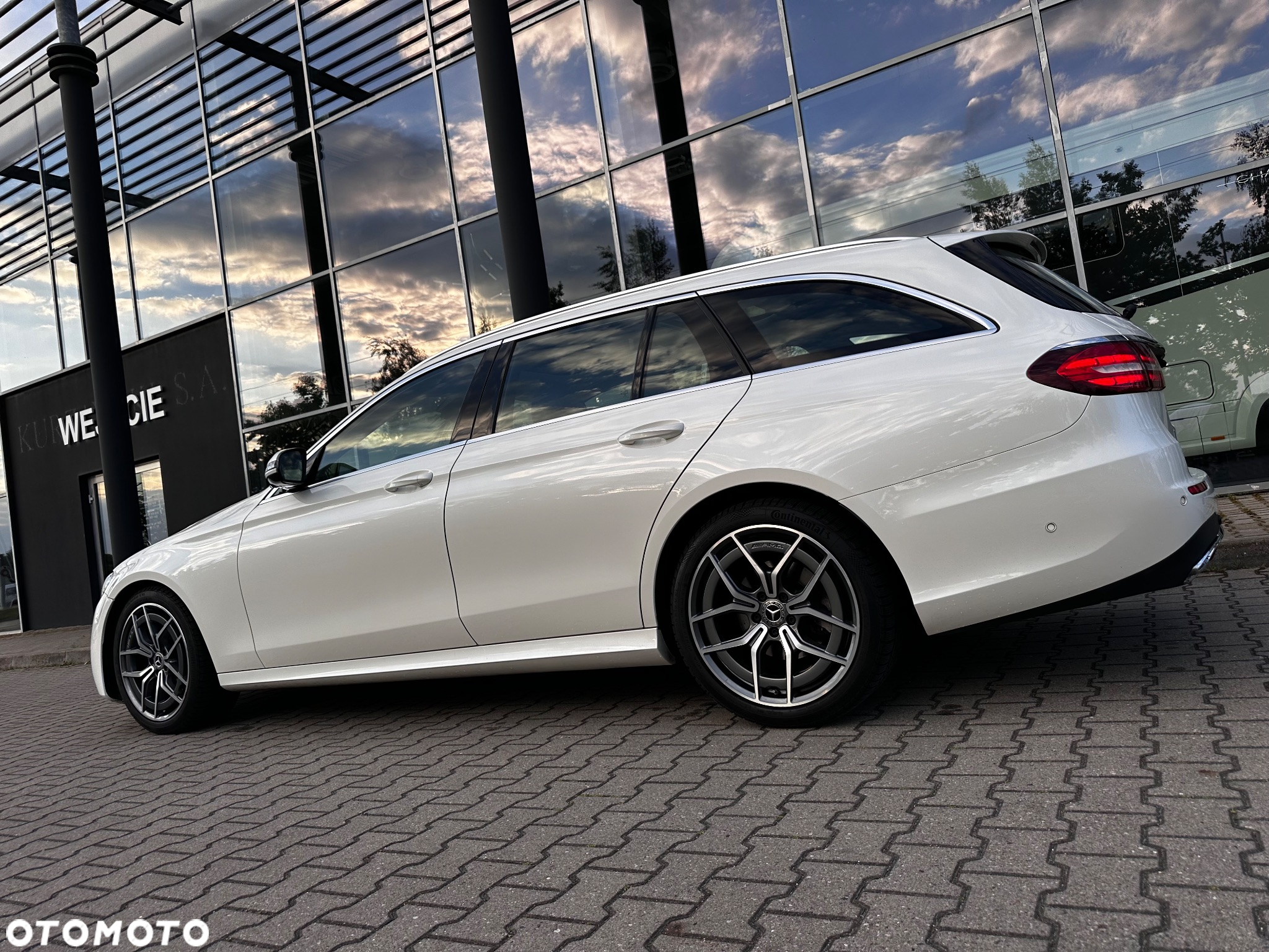 Mercedes-Benz Klasa E 220 d 4-Matic AMG/Avantgarde - 4