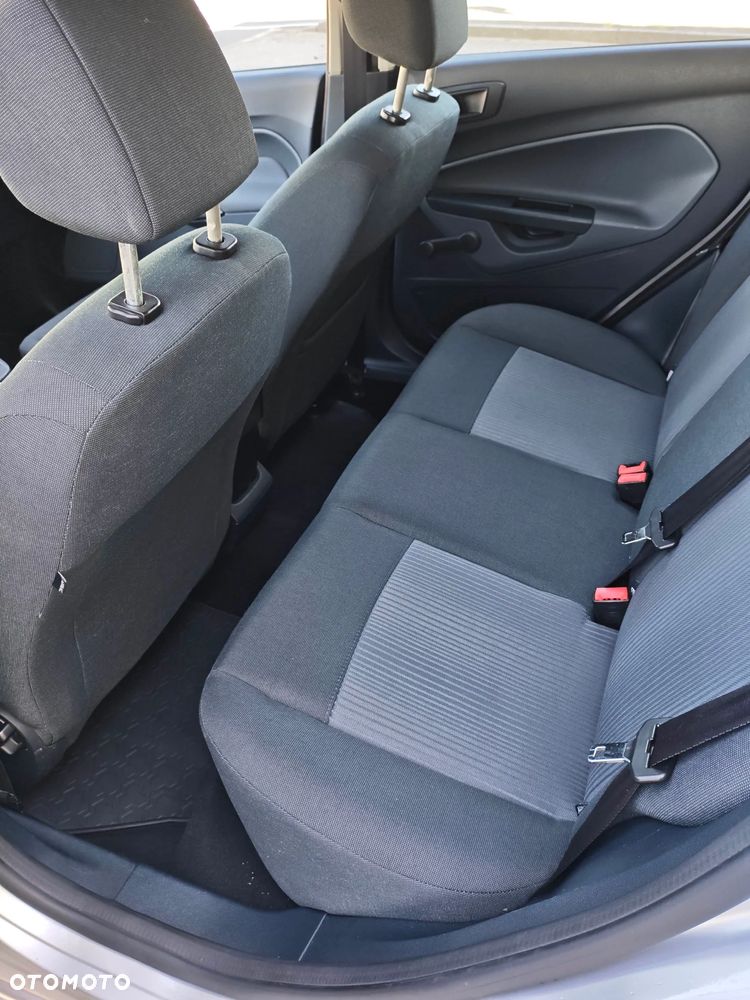 Ford Fiesta 1.6 TDCi DPF Ghia - 8