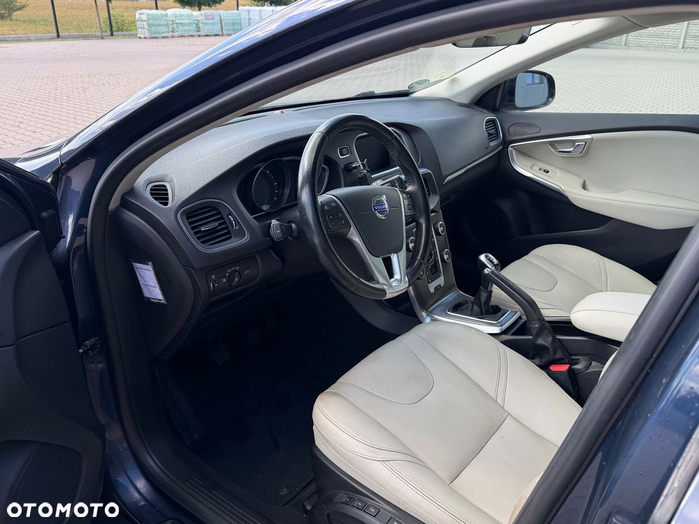 Volvo V40 D2 - 11