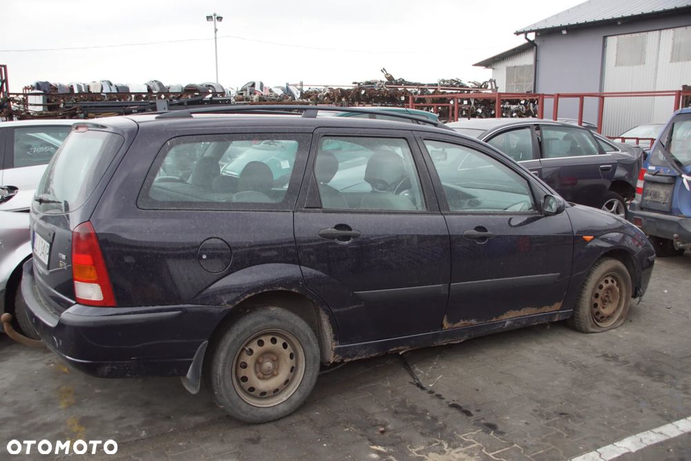 Auto na części - Ford Focus MK1 Lift 1.8 TDCI 101 KM FFDA 2S4R-7002-PB Deep Navy 2004R Silnik Skrzynia Drzwi Maska Błotnik Klapa Zderzak Lampa Lusterko Klamka Szyba Deska Kokpit Sterownik Moduł Czujnik Licznik Panel Kierownica - 4