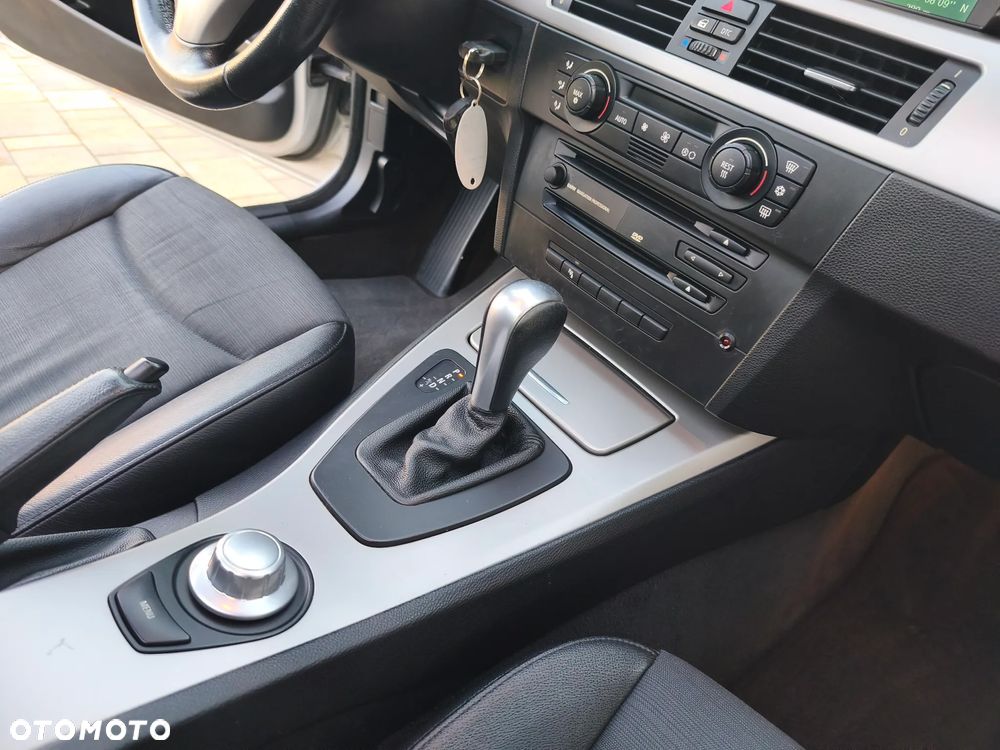 BMW Seria 3 330i - 22