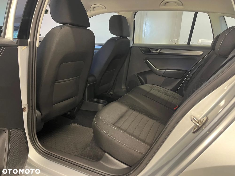 Skoda RAPID 1.0 TSI Style - 17