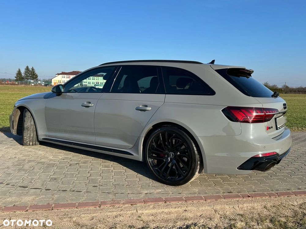 Audi RS4 Avant - 9