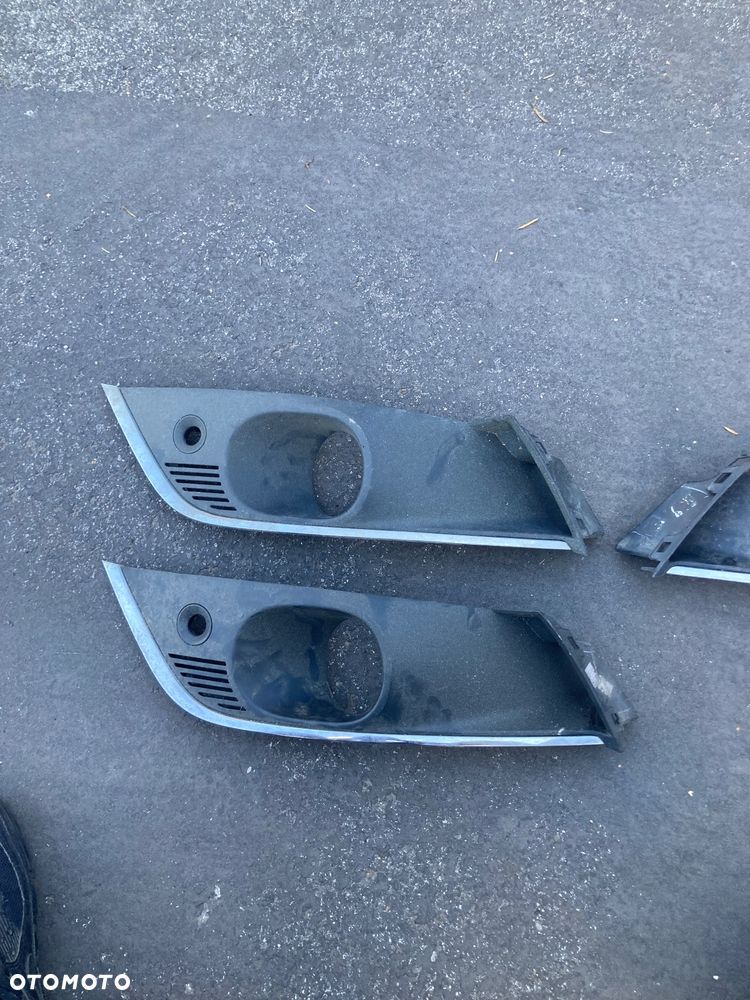 RENAULT Megane IV 4 lewa chrom kratka ZDERZAKA  przedniego KRATKA halogenu W ZDERZAK  przedni  zaślepka na halogen lewy otwór na PDC - 1