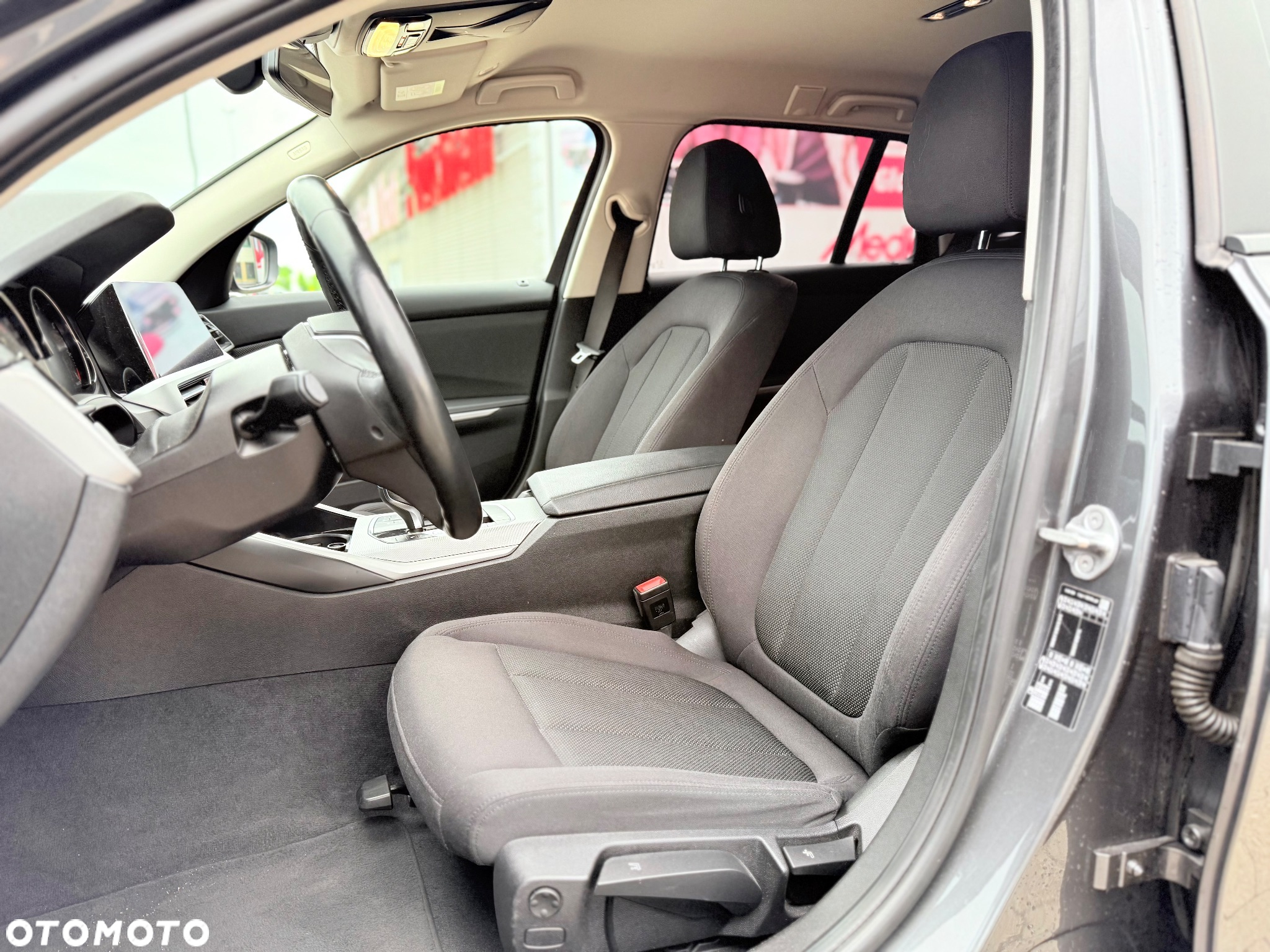 BMW Seria 3 318d Touring Advantage - 9