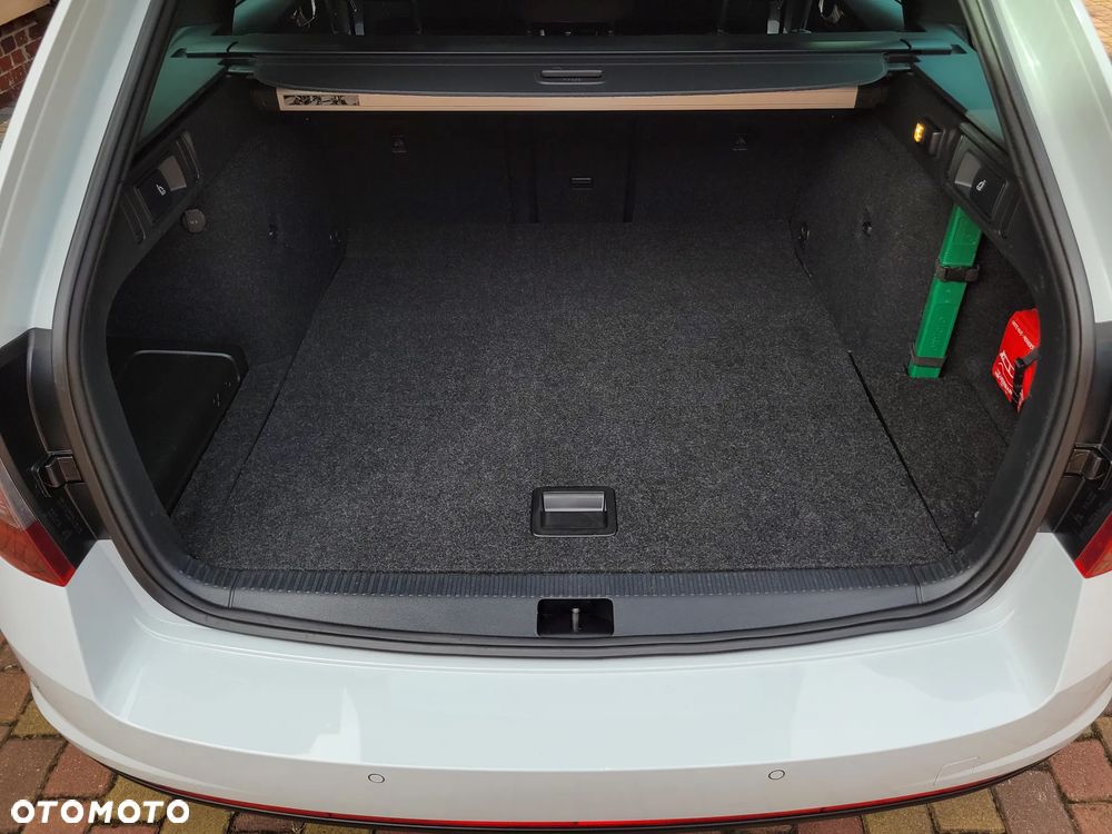 Skoda Octavia Combi 2.0 TDI DSG RS - 29