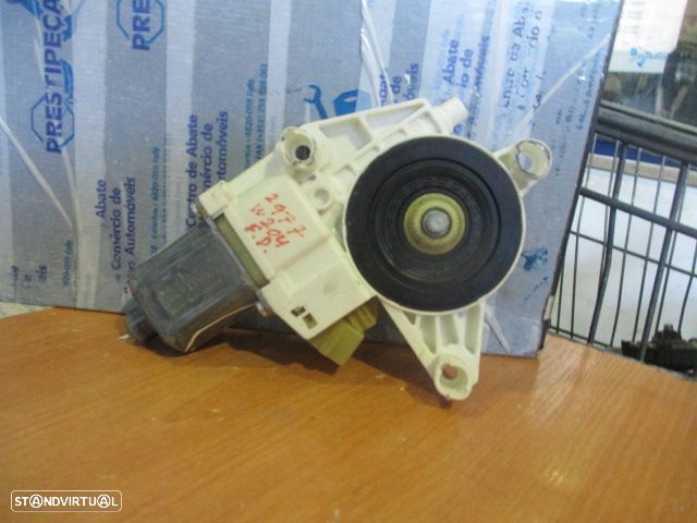 Motor Elevador Vidro A2048200242  0130822502  MERCEDES W204 CLASSE C 2008 220CDI 170CV 4P CINZA FD MERCEDES W204 2008 C220 Cdi 170Cv 5P PRETO Fd - 1