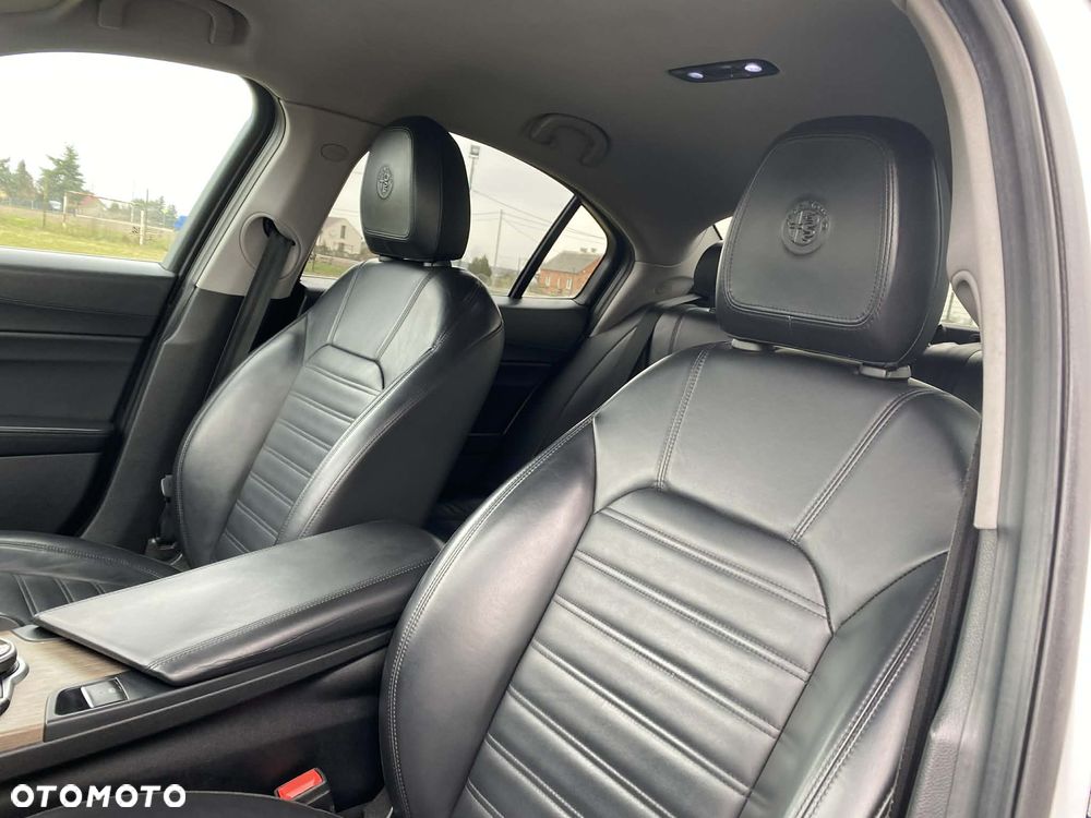 Alfa Romeo Giulia 2.2 AT8 Super - 11