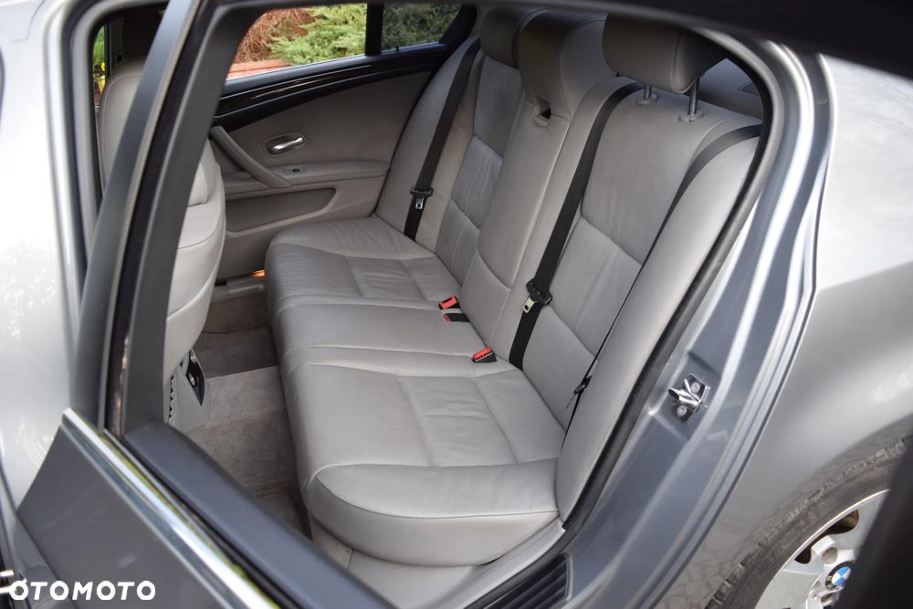 BMW Seria 5 523i Edition Sport - 16