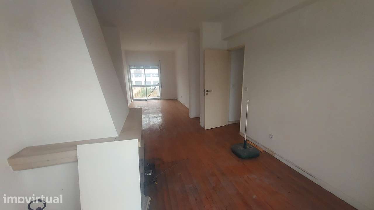 Apartamento T2 Duplex com Terraço e Garagem - Grande imagem: 3/7