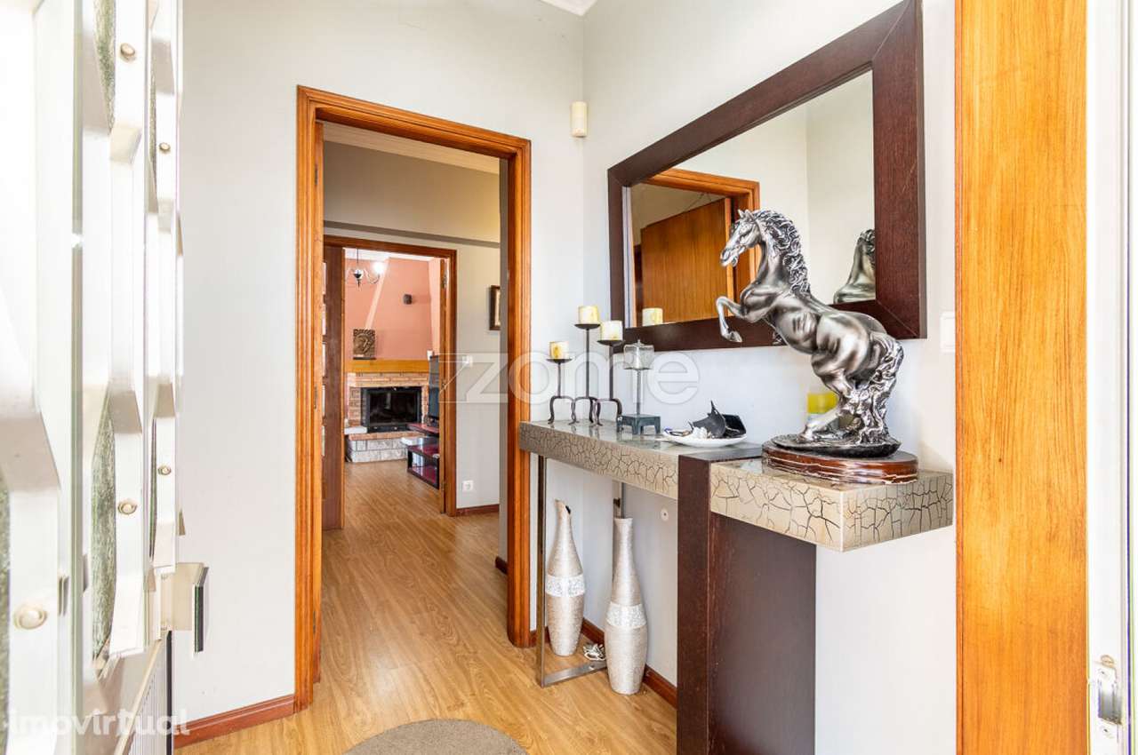 Apartamento T4: A rara combinação de espaço, jardim e garagem - Grande imagem: 2/37